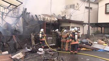 住宅火災で住人ら2人けが 出火元は全焼　千葉・松戸市
