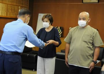 配送先のアパート、荷物受け取った男が不審　実際は空き家、通報し逮捕に貢献　配送業者2人へ感謝状
