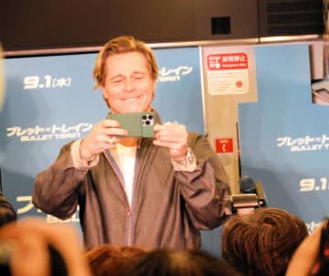 ブラピ　史上初！新幹線内でのレッドカーペットに大興奮　スマホで報道陣を逆撮影