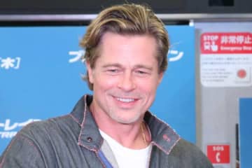 ブラッド・ピット、史上初の新幹線内レッドカーペットに登場「すごく快適」　JR東海が協力