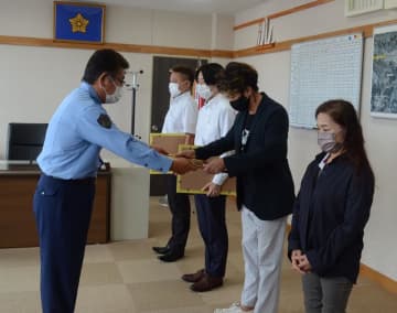 川で溺れる女性、4人が連携し救助　「飛び込みたかったが2次災害防がないと」竹棒を活用　山武