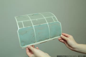 エアコンのフィルターを掃除する時…　家庭にある「アレ」で汚れが一掃できた