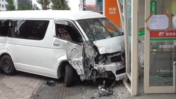 郵便局にワゴン車突っ込む　片道3車線の国道で...