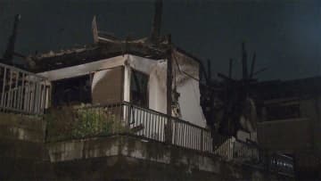 住宅2軒 全焼する火事　2遺体発見 千葉・柏市