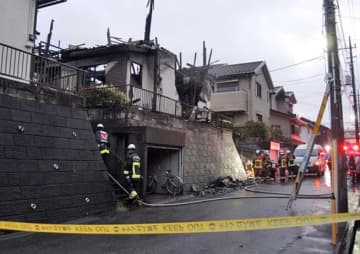 「バキンバキン」と炎　住宅火災で2人死亡、柏の2棟　不明高齢女性か