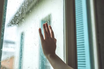 「窓ガラスに養生テープ」の台風対策が実は効果なし!? YKK APに聞いた“窓割れ対策”のポイントと今できる備え