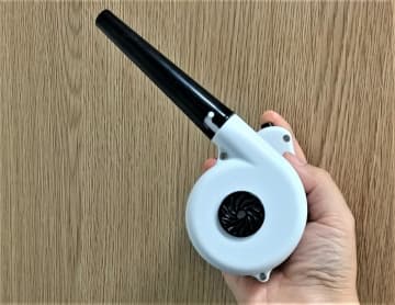 キーボードの隙間ゴミをすっきり掃除。ダイソーのハイパワー「ブロアー」使ってみた。