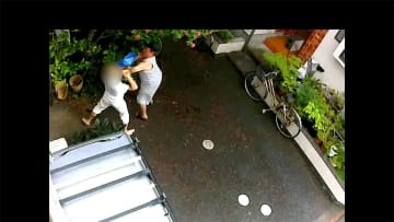 隣人を刃物で襲撃...男逮捕　必死の抵抗 もみ合いの瞬間