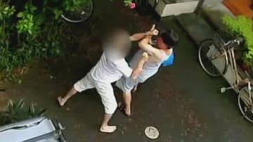 【恐怖】被害者妻「精神おかしくなる」隣人トラブルから刃物で襲撃され男性大けが…犯行の“一部始終”が防犯カメラに
