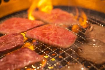 ドン引き！焼肉店で何もしない男　普段は「親に焼いてもらって、食べるだけ」