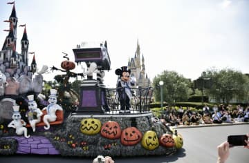 ディズニーでハロウィーン　パレード、3年ぶり完全復活