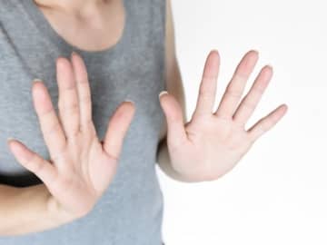 「友人がエステ、化粧品等の勧誘をしてくるように」とある40代女性の絶縁エピソード