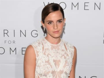 エマ・ワトソン32歳、ホワイトレースのドレス姿で美背中披露