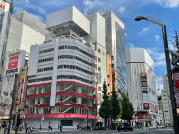 秋葉原が物寂しくなった　シャッター降りたビル、広告が消えポツンと空き地