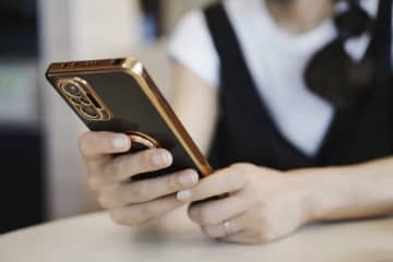 「私が初めて悩みを相談したら、途中で遮ってスマホをいじりだした」長年悩みを聞いてきた友人と絶縁した女性