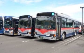 減便期間を延長する南国交通の路線バス＝22日、鹿児島市小野町