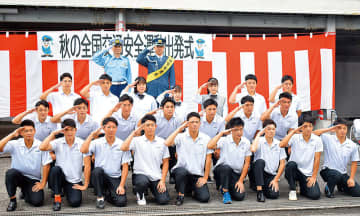 出発式に参加した聖望高校野球部員ら＝21日午前、飯能市双柳の飯能警察署