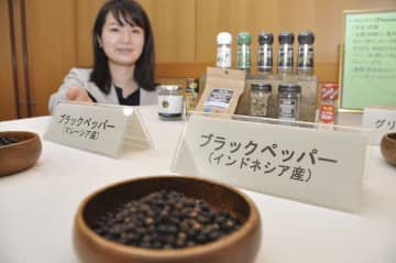 コショウは生産国によって味や見た目、香りに特徴があるという＝横浜市中区の横浜税関