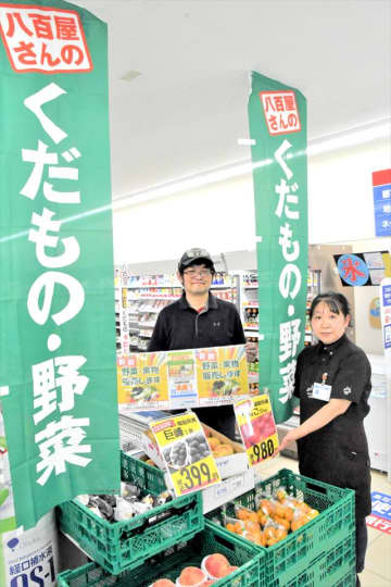 鈴木社長が仕入れる野菜などの販売を始めたローソンいわき小川店。金沢さん（右）が利用を呼びかけている