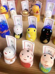 光顕さんが手作りする愛らしい人形の数々。おみくじが付き、参拝者を楽しませている＝小野市浄谷町