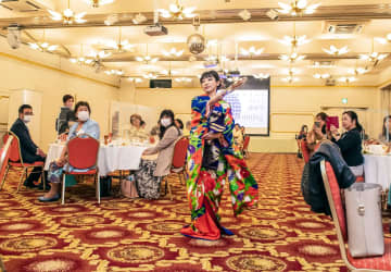 あでやかな着物での踊りや舞いが披露された奥入瀬サミットの前夜祭＝23日、八戸パークホテル