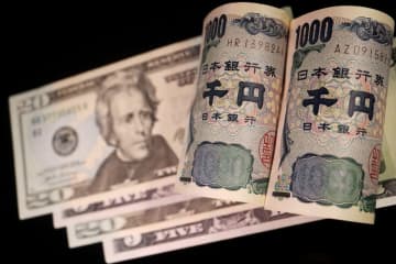 日本円と米ドルの紙幣（ロイター＝共同）
