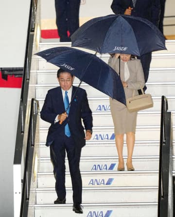 国連総会出席などの訪米日程を終え、帰国した岸田首相。右は裕子夫人＝24日午前0時1分、羽田空港