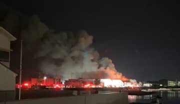 炎を上げるマルハニチロ広島工場(24日午前1時23分）