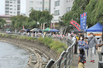 宮の橋付近の田川遊歩道に飲食屋台が並んだ「宮秋祭」