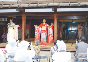 小泉家を会場に行われた和装ショー＝高岡市金屋本町