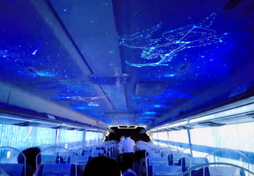 星空が浮かび上がった観光バスの天井＝9月22日、福井県大野市内