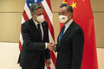 ブリンケン米国務長官（左）と中国の王毅国務委員兼外相＝23日、米ニューヨーク（AP＝共同）