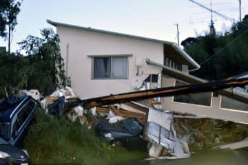 土砂崩れに巻き込まれた住宅＝24日午前5時37分、浜松市天竜区
