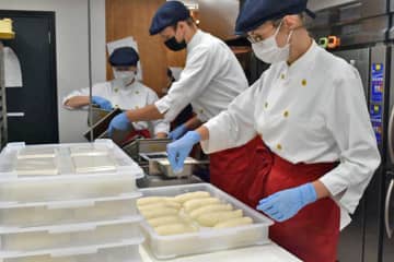 戦禍、言葉の壁越え…ウクライナ避難民、感謝のパン作り　船橋市の人気店受け入れ