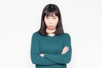 結婚式に一人だけ呼ばれず激怒する女性「事後に“結婚式の写真年賀状”が来てビリビリに破ってゴミとして捨てた」