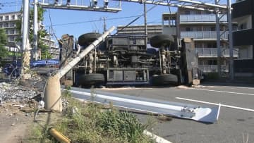 【速報】電柱がポッキリ、クレーン車横転　カーブ曲がり切れず　運転手一時閉じ込められる　千葉･船橋