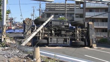 クレーン車横転 電柱なぎ倒す　運転手一時車内に閉じ込め