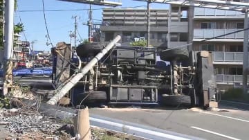 これはすごいわ」クレーン車が横転 電柱なぎ倒し、運転手は これはすごいわ」クレーン車が横転 電柱なぎ倒し、運転手は