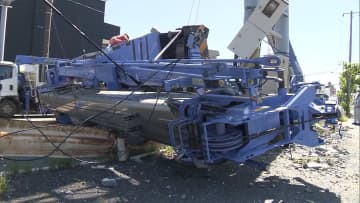 25トンのクレーン車が横転　「ドーンと音」運転手閉じ込め 3車線ふさぎ大渋滞に