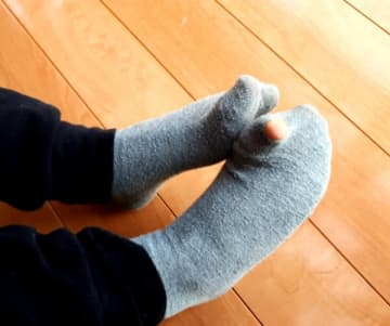 年収1000万円でも貧乏性の40代女性　「とうとう靴下の穴を継いでしまう」と語る