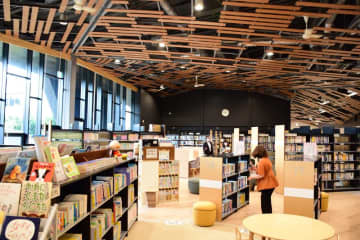 開放的な空間に図書スペース　長柄町新公民館プレオープン　学童クラブも併設