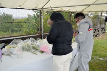 ＜松戸小1死亡＞冷たい雨、悲しみの献花　「つらいとしか言えない」　判明から一夜明け近隣住民ら　家族のコメントに涙