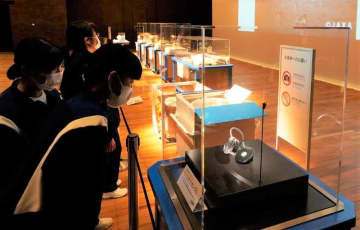 小惑星「リュウグウ」かけら展示　はやぶさ2帰還カプセルも　はるか宇宙へ思いはせ…　千葉・勝浦