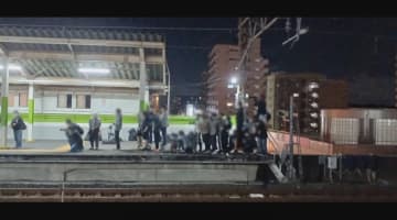 鳴り響く警報音…“撮り鉄”が三脚を線路に落とす「迷惑行為」　ホームは大混乱で怒声も
