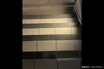 薄暗いビル階段、足元の光景にゾッとした…　意識外のトラップが「怖すぎる」と話題