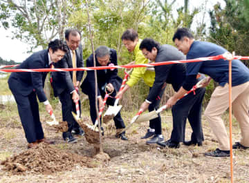 千葉・鴨川から“桜の波”を　住民ら植樹、森田前知事も参加「心はいつまでも千葉を…」