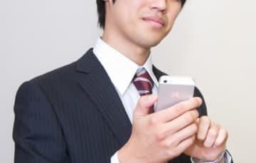 「LINEを見ている旦那がニヤッと…」不倫を察知した妻、夫のスマホを盗み見て驚愕