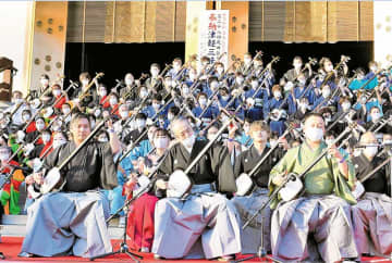 圧巻！130人が三味線大演奏　成田山新勝寺で3年ぶり「弦まつり」　参道には外国人旅行客の姿も