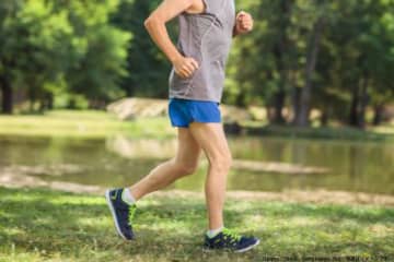 スポーツの秋、膝を痛める人が急増…？　医師が警告する「危険な運動」