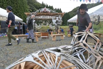 北茨城　音楽フェス、会場装飾　芸術家企画　体験キャンプに20人